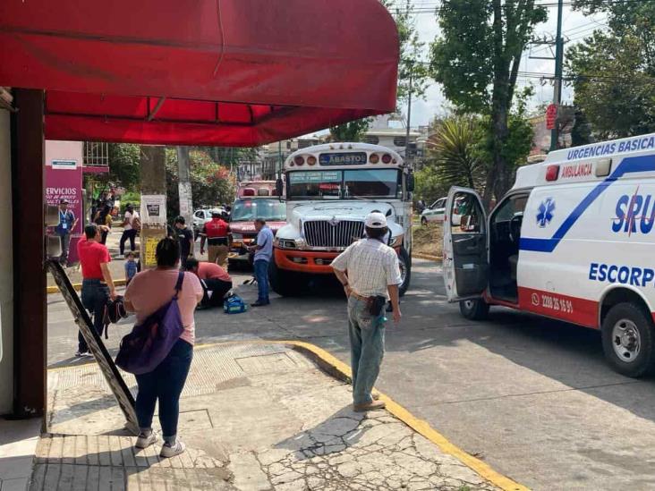 Autobús impacta a motociclista en avenida Pípila, en Xalapa