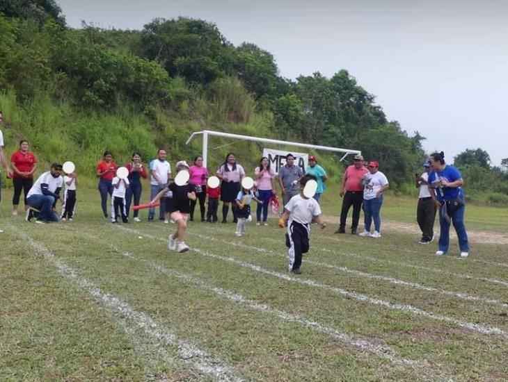 Participan 120 niños en mini olimpiada de la zona escolar 168 en Moloacán