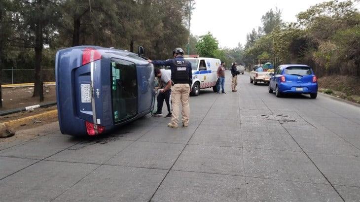 Vuelca auto en la Central de Abastos de Xalapa; mujer y su hijo resultan lesionados