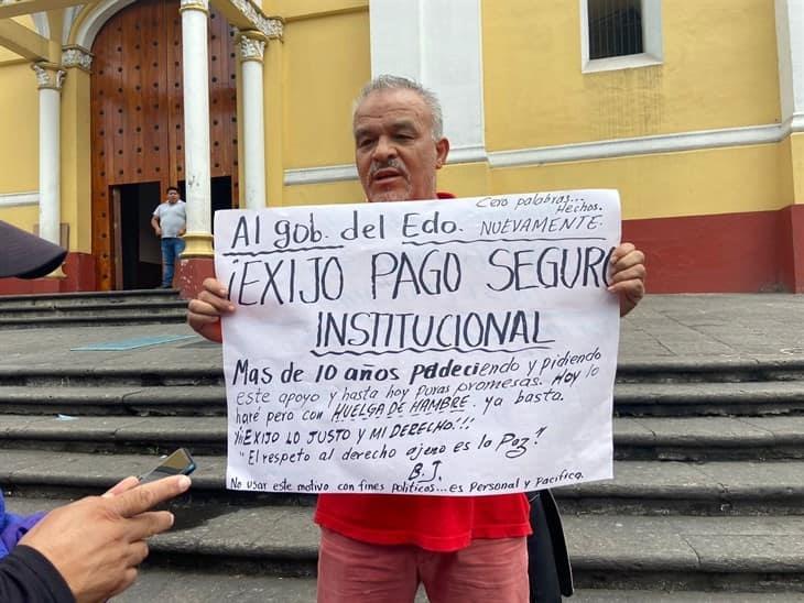Docente jubilado se manifiesta en Xalapa; exige pago de seguro: Más de 10 años de promesas