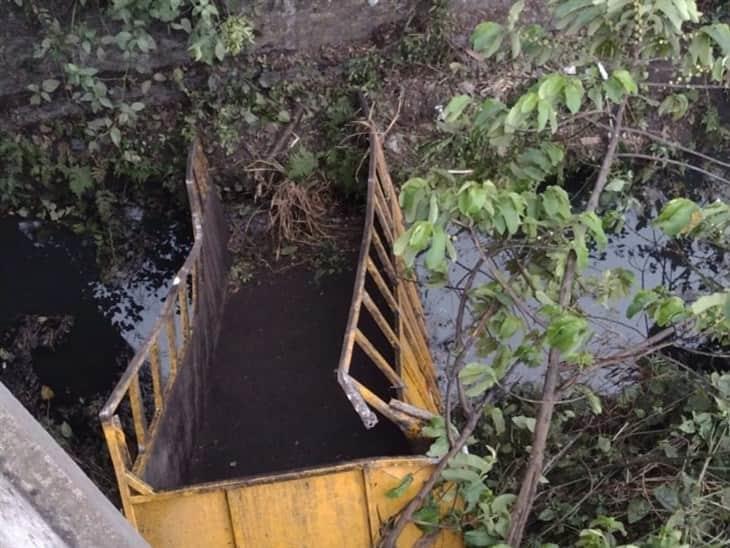 Vuelca camión cañero y cae a canal de aguas negras, en la carretera Yanga-Omealca