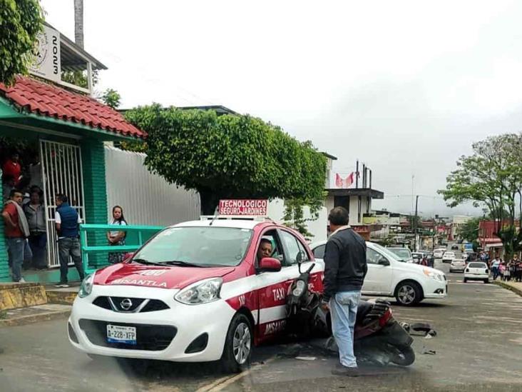 Reportan percance vehicular en la colonia Benito Juárez, en Misantla