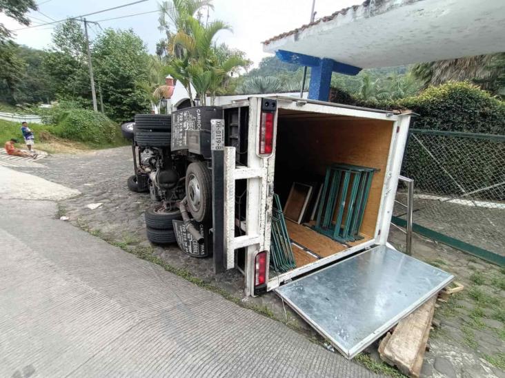 Vuelca camión con mesas y sillas en carretera Xalapa-Coatepec vía Briones
