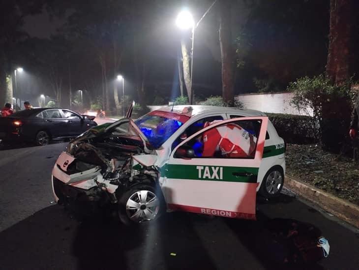 Fuerte choque entre taxi y auto deja dos heridos, en la avenida Ávila Camacho de Xalapa 