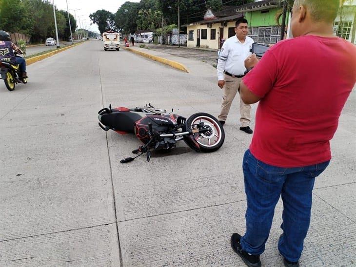 Se registra percance vehicular entre moto y camioneta en Martínez 
