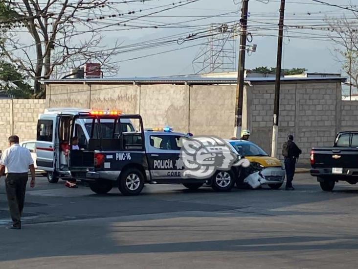 Taxi y patrulla de policía municipal chocan en centro de Córdoba