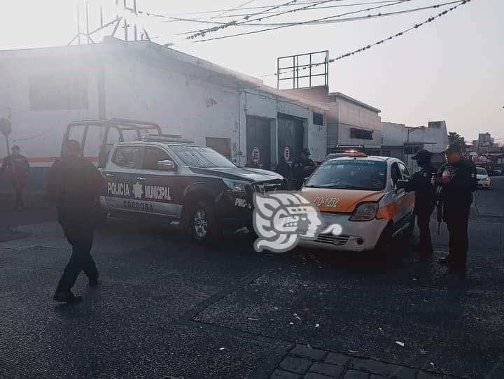 Taxi y patrulla de policía municipal chocan en centro de Córdoba