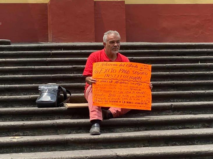 Ante falta de atención, docente jubilado recurre a huelga de hambre en Xalapa