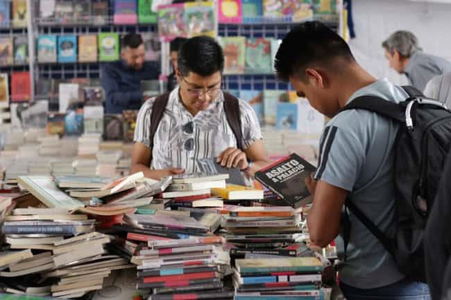 Los mexicanos cada vez leen menos: INEGI