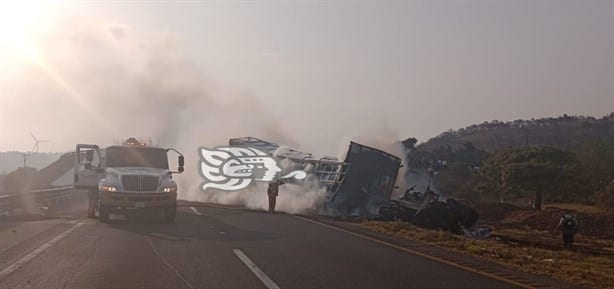 Arde tráiler sobre la autopista Acatzingo-Ciudad Mendoza; esto sabemos