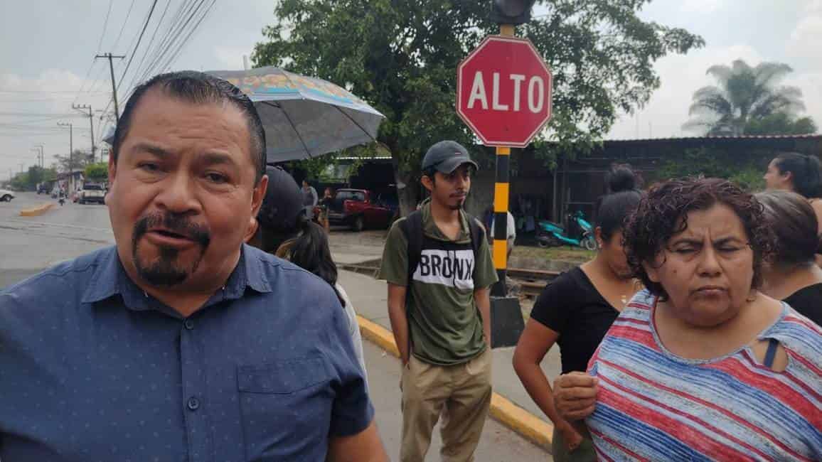 Con bloqueo, habitantes de Ixtaczoquitlán demandan abasto de agua