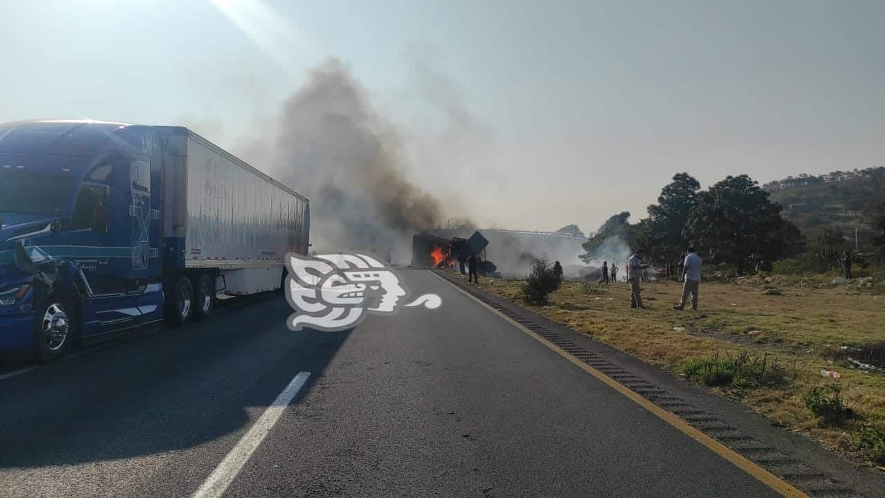 Arde tráiler sobre la autopista Acatzingo-Ciudad Mendoza; esto sabemos