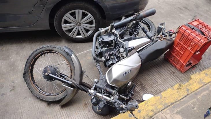 Auto impacta a motocicleta en céntricas calles de Tlapacoyan