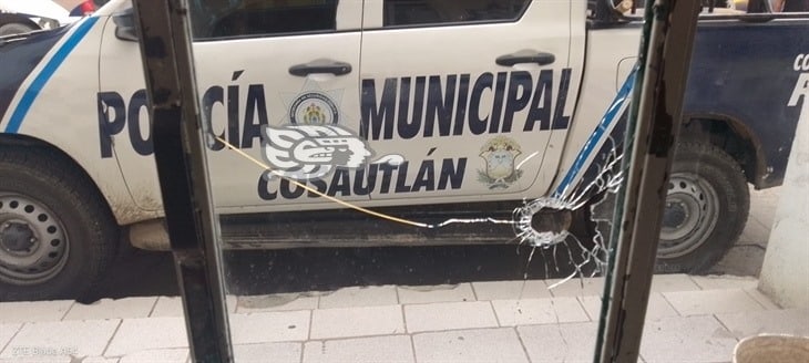 Sujetos atacan a balazos el palacio municipal de Cosautlán; temen nueva agresión
