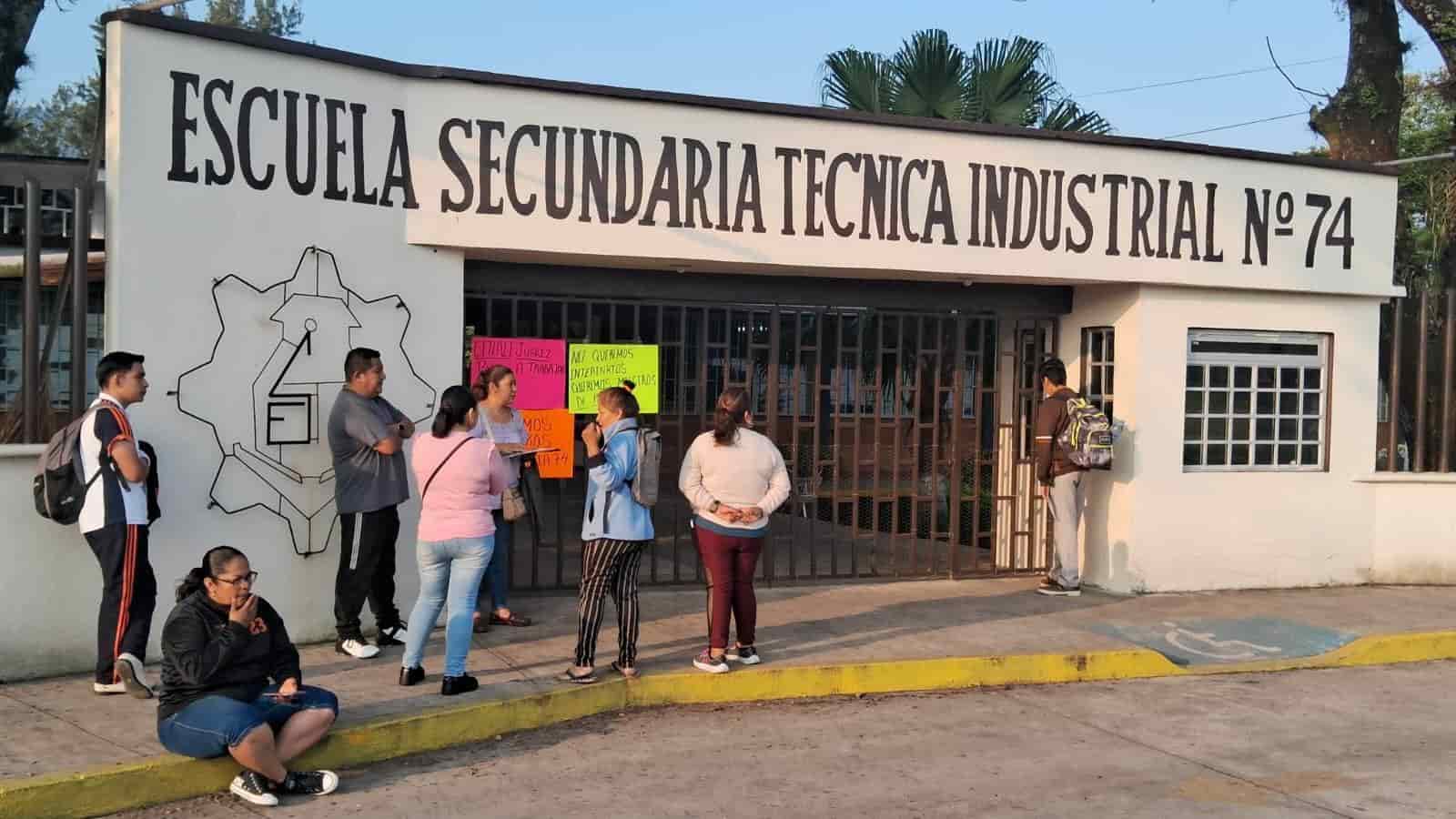 Exigen solución a falta de maestros en secundaria de Ixtaczoquitlán
