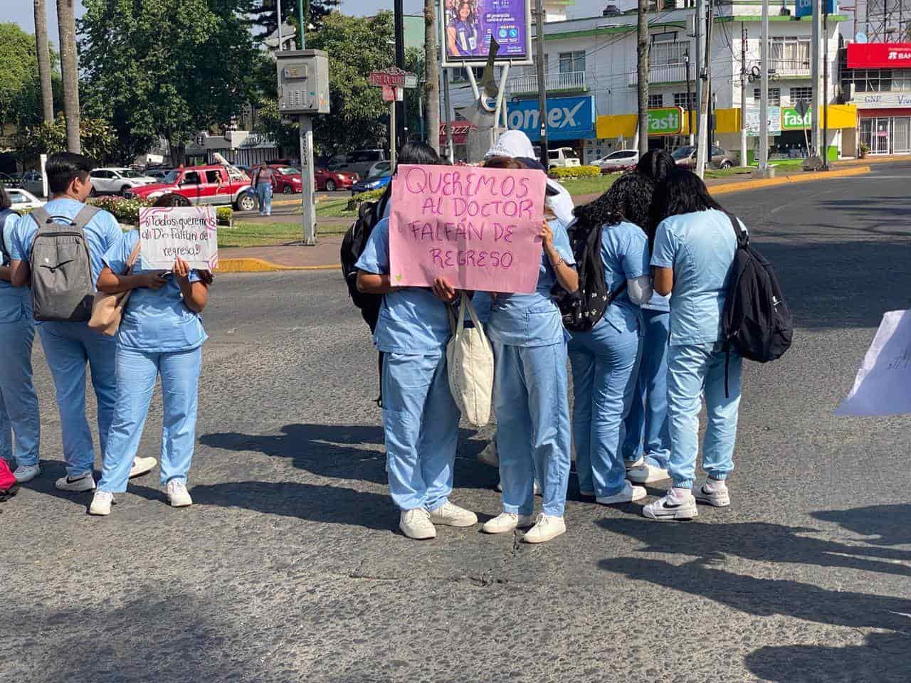 Alumnos protestan por despido injustificado de profesor en Xalapa