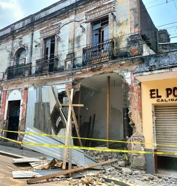 Se cae la fachada de una casa abandonada en Orizaba