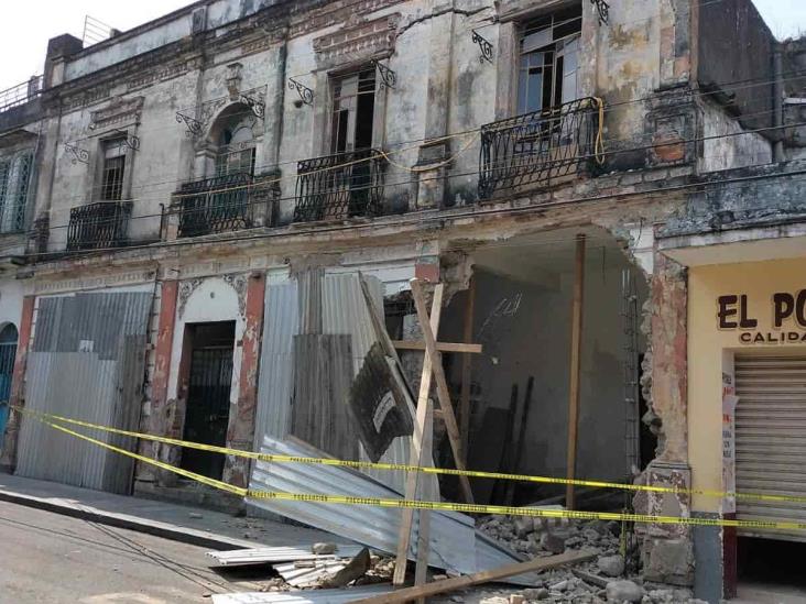 Se cae la fachada de una casa abandonada en Orizaba