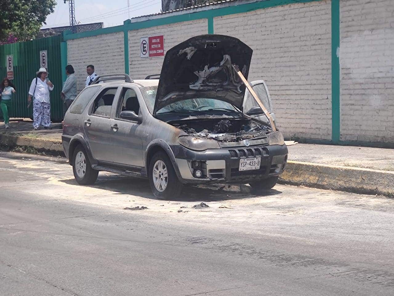 En Xalapa, auto se incendia cerca de la Clínica 66 del IMSS