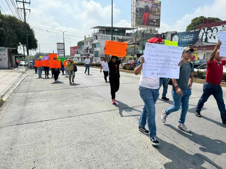 Extrabajadores del Seguro Popular se manifiestan en Xalapa, exigen laudos por 67 mdp