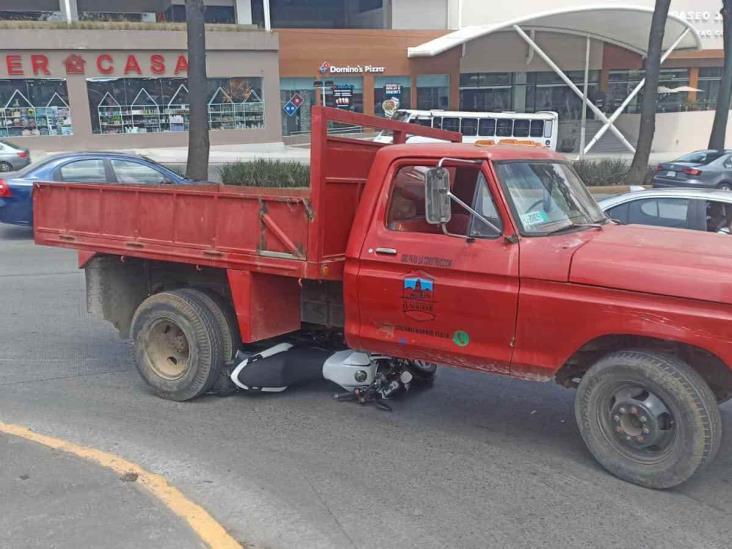 ¡Casi no la cuenta! Motociclista termina debajo de una camioneta en Xalapa