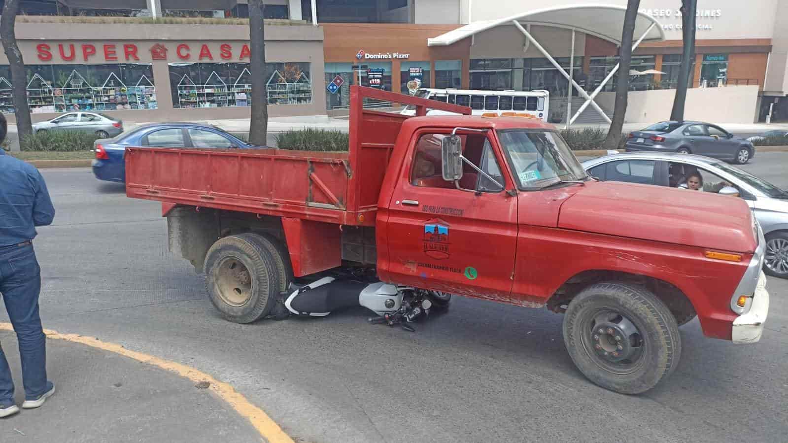 ¡Casi no la cuenta! Motociclista termina debajo de una camioneta en Xalapa