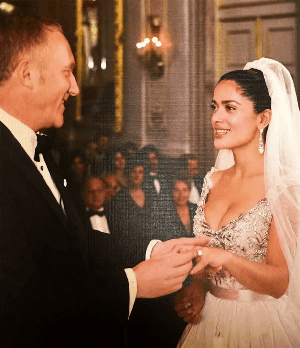 Salma Hayek celebra su aniversario de bodas; así fue el vestido que usó
