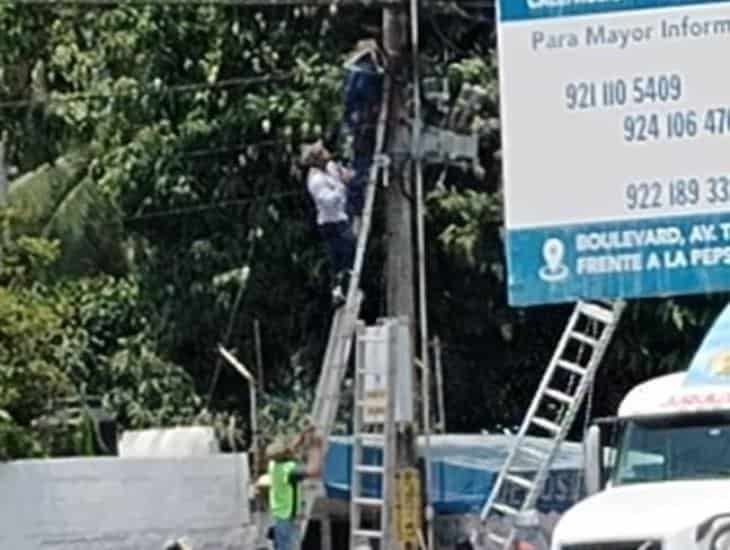 Empleado se electrocuta en Minatitlán tras instalación en un poste