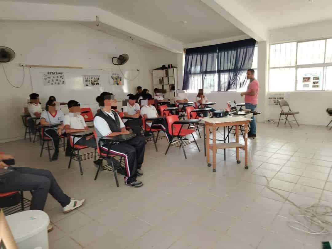 DIF de Moloacán brinda plática sobre adicciones a estudiantes