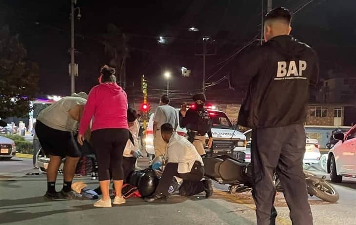 Se registra fuerte choque entre motociclista y auto en la avenida Rébsamen de Xalapa