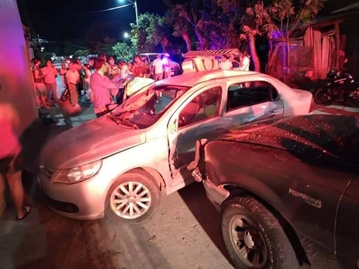 Se registra accidente entre camioneta y auto en Martínez de la Torre