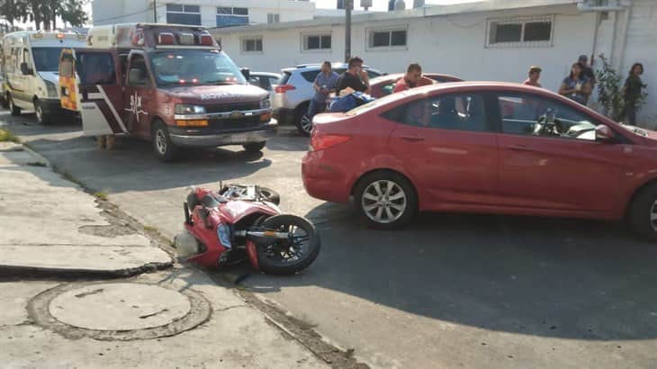 Pareja de motociclistas es embestida por auto en la avenida Justino Sarmiento de Xalapa