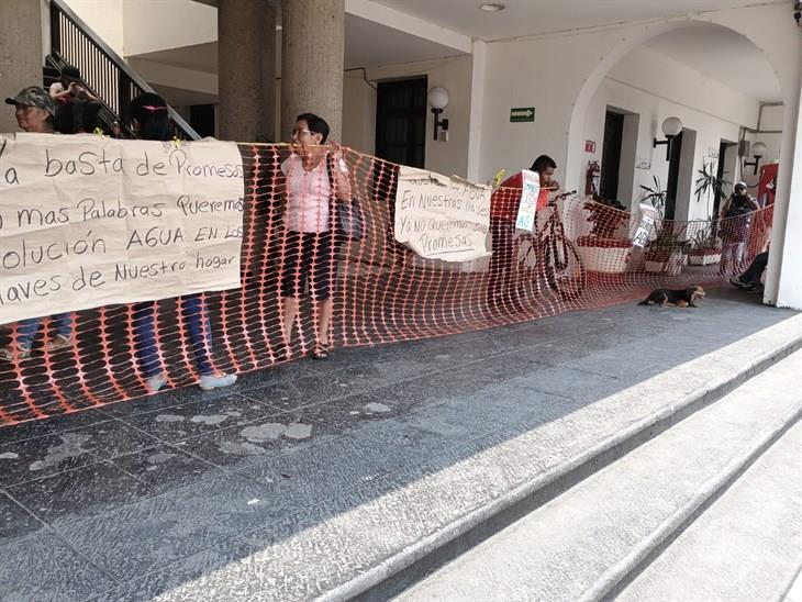 Amedrentan a manifestantes en el palacio municipal de Ixtac; reclaman llevan 1 año sin agua