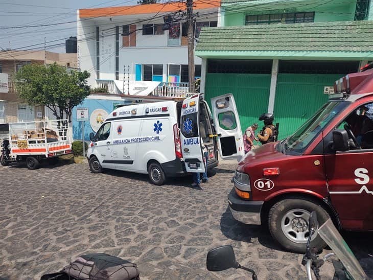 En Xalapa, moto recolectora de basura cae sobre una señora, dejándola lesionada; ¿qué pasó?