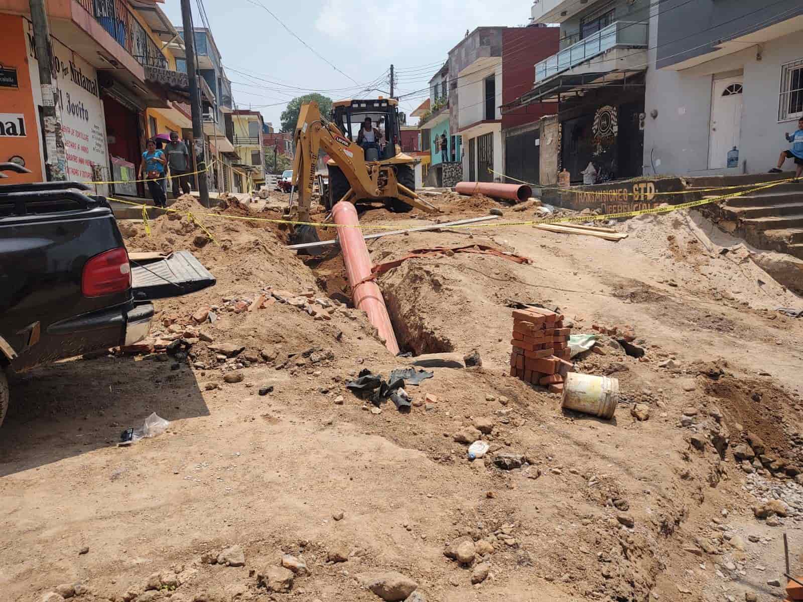 En Xalapa, trabajadores quedan semisepultados en obras de drenaje