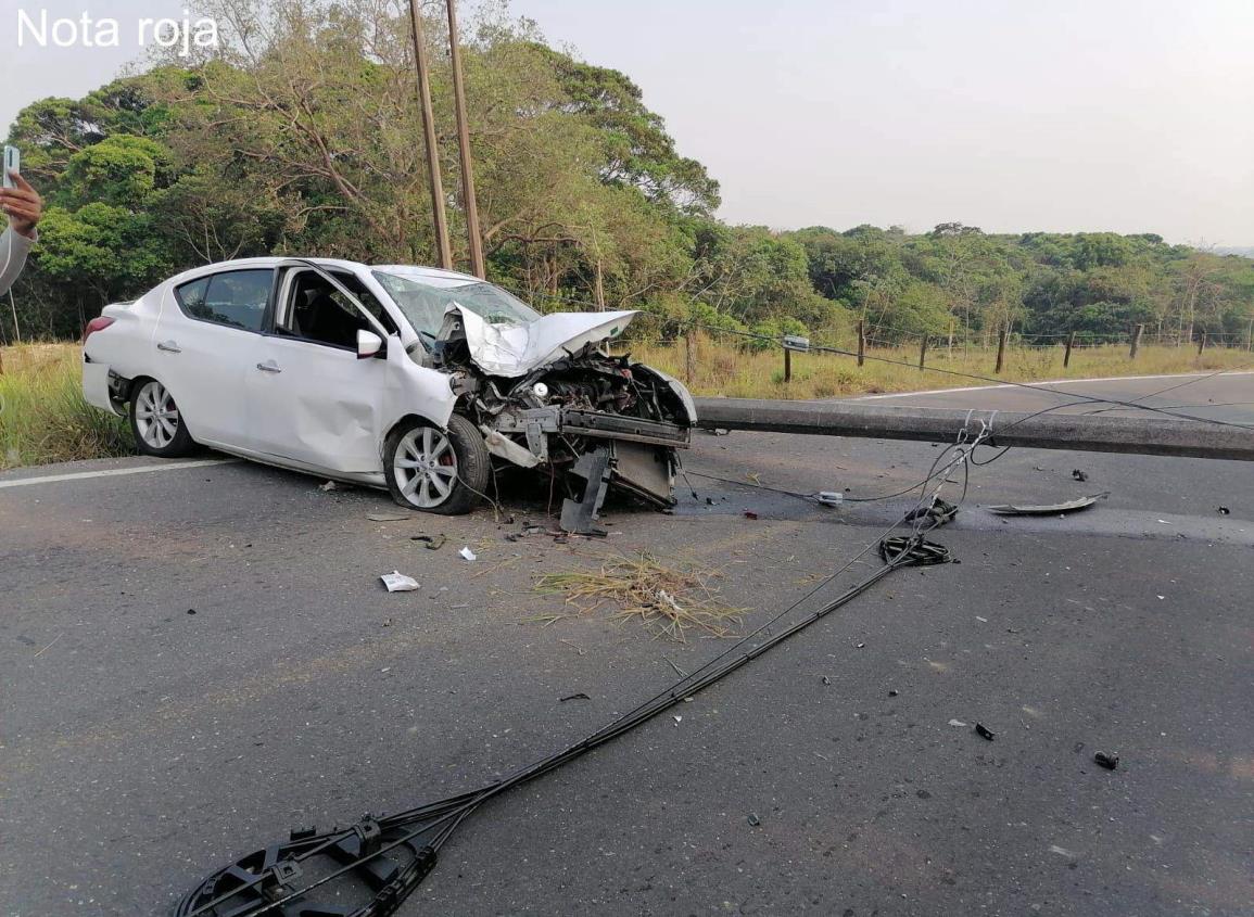 Veloz conductor se impacto contra poste en la carretera Nanchital-Las Choapas 