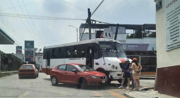 Chocan autobús y auto en avenida Granada, en Xalapa