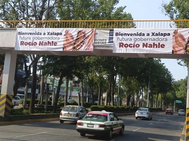 Previo a debate, colocan mantas a favor de Rocío Nahle en Xalapa
