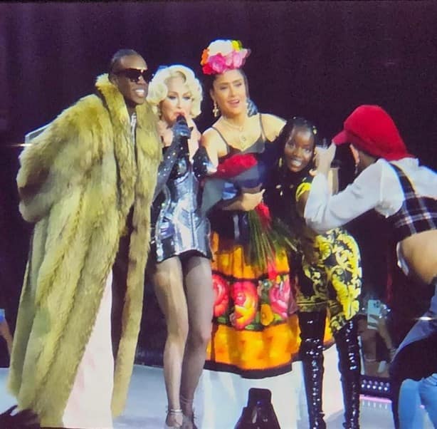 Salma Hayek cierra como invitada de Madonna en el Celebration Tour en México (+VIDEO)