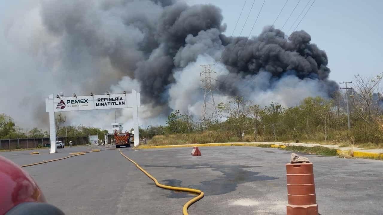 Arden pastizales cerca de Refinería de Minatitlán; surada arrastra el humo a Coatzacoalcos