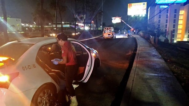 Tras parranda, jóvenes chocan auto contra poste de CFE en Xalapa