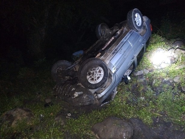 Conductor de camioneta fallece en volcadura en Colipa