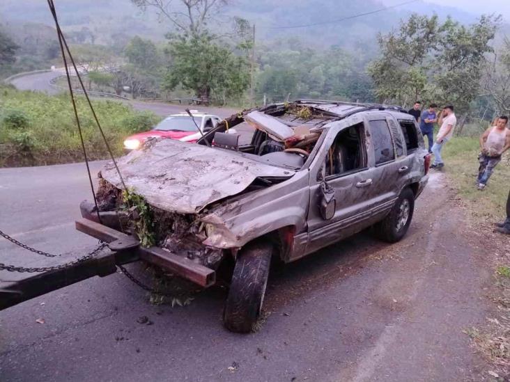 Conductor de camioneta fallece en volcadura en Colipa