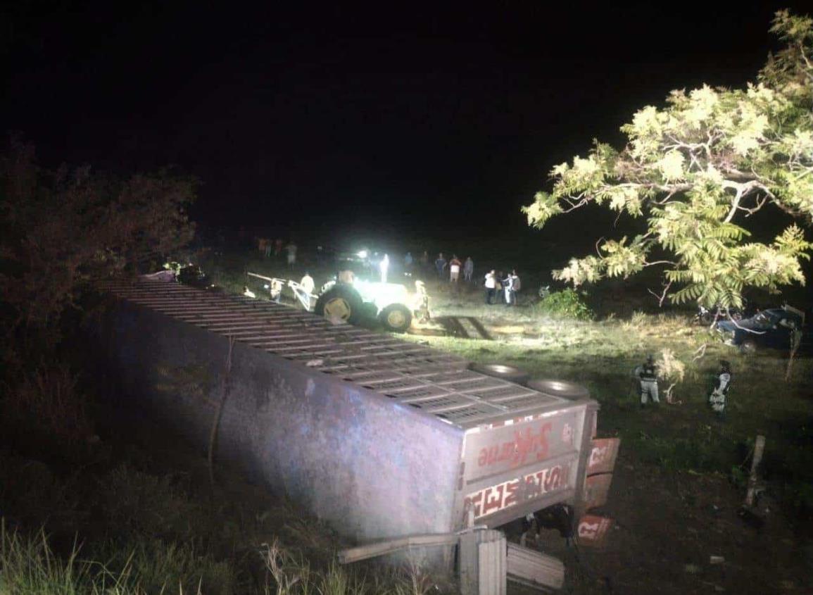 Muere trailero acayuqueño tras volcadura sobre la autopista en Tierra Blanca 