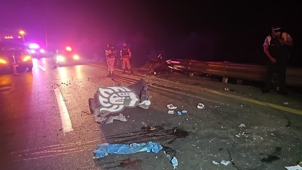 Auto pierde el control y choca contra muro de contención de la autopista Orizaba-Puebla