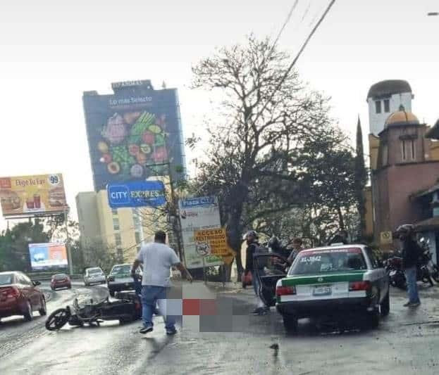 Motociclista derrapa sobre la avenida Lázaro Cárdenas, en Xalapa