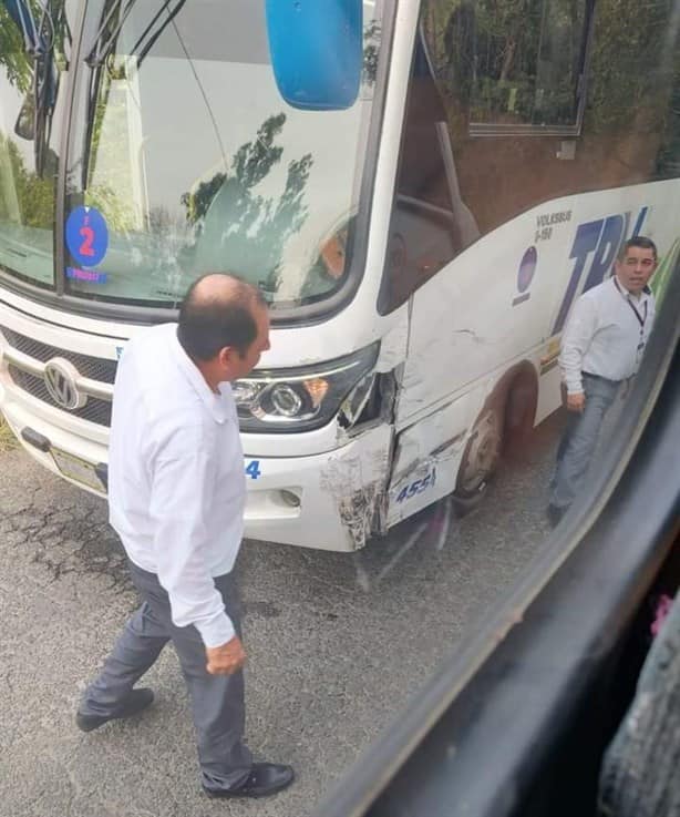 Autobús y camioneta protagonizan aparatoso choque en la carretera Martínez-Misantla