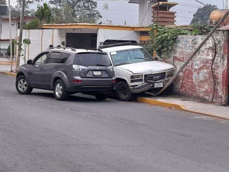 Chocan camionetas y tiran poste en colonia Prado de Ciudad Mendoza