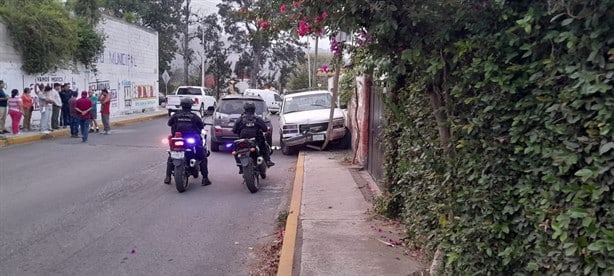 Chocan camionetas y tiran poste en colonia Prado de Ciudad Mendoza
