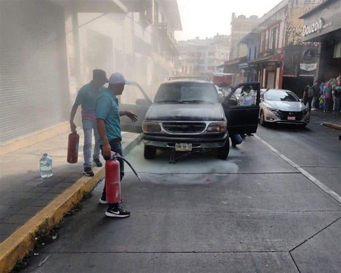 Se incendia camioneta ¡en pleno centro de Xalapa! 